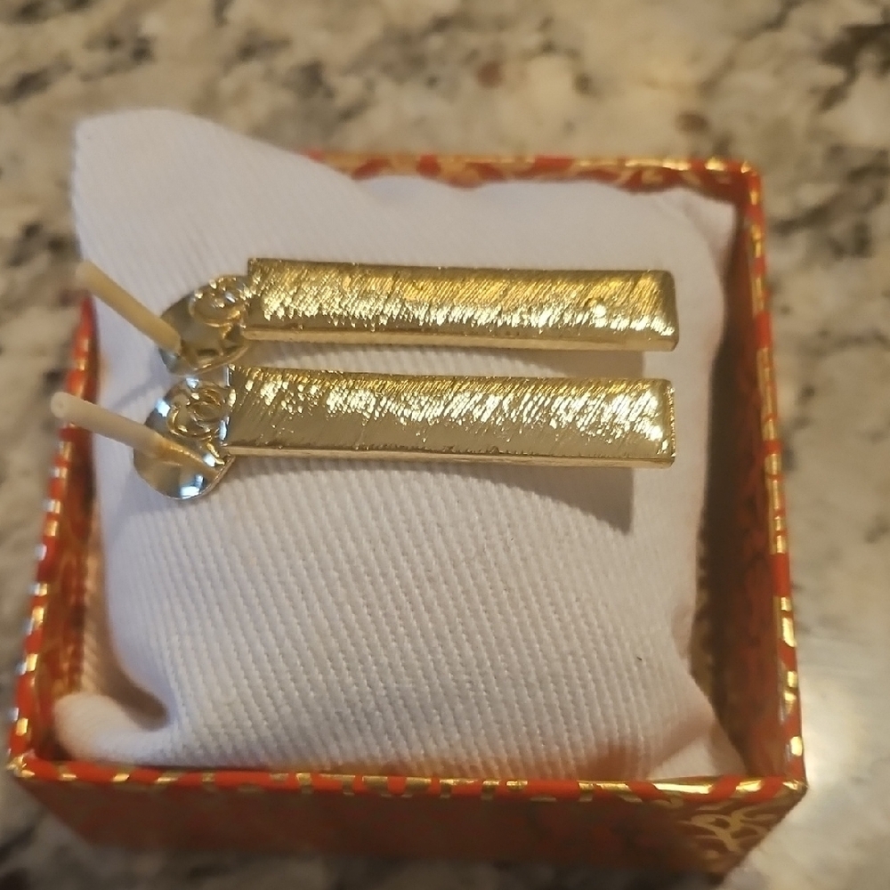 Chic Gold And White Rectangular Earrings - image 2